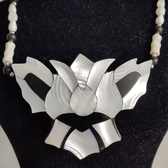 Vintage Lee Sands Lotus Flower Mother of Pearl Necklace - Picture 4 of 11